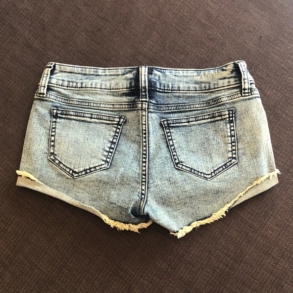 Distressed acid wash stretchy jean shorts - Picture 5 of 6